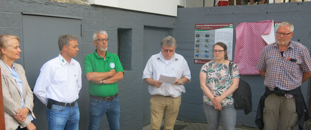 Ortsbrgermeister Roland Lorenz bei der offiziellen Erffnung des neuen Wanderwegs. (Foto: wear)