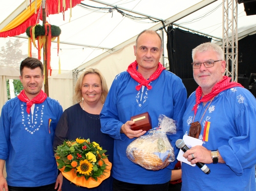 Glckwnsche fr den Brger des Jahres 2018: (von links) Stadtbrgermeister Stefan Leukel, Petra und Jochen Cramer sowie Werner Schneider, zweiter Vorsitzender der Hachenburger Kirmesgesellschaft. (Foto: privat)