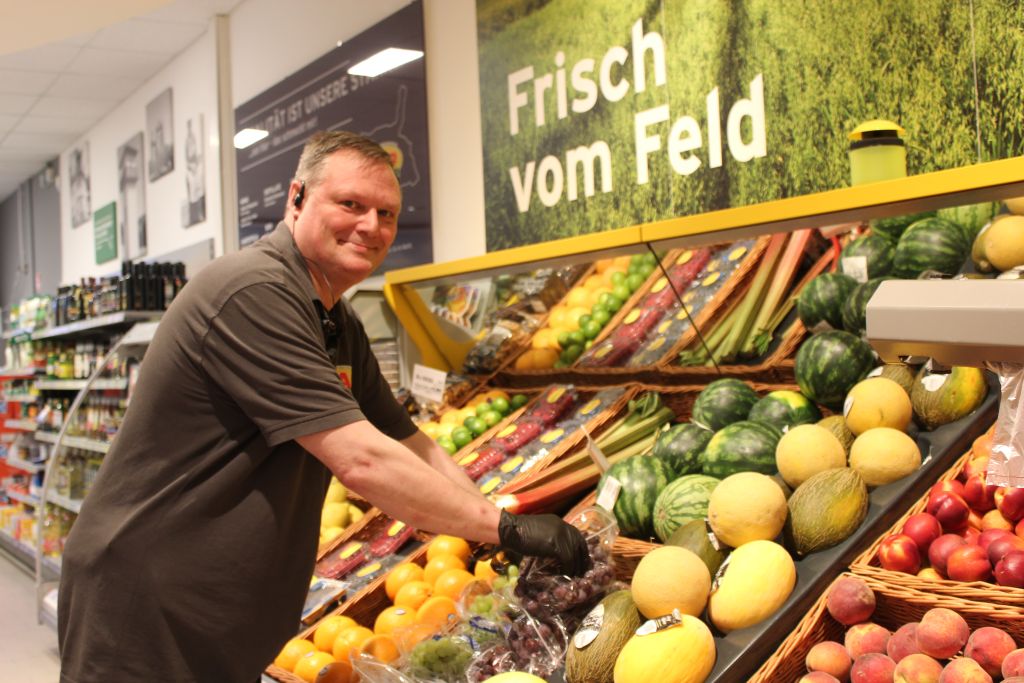 Stefan Clasani bei seiner Arbeit im CAP-Markt Hillscheid. Foto: EUTB