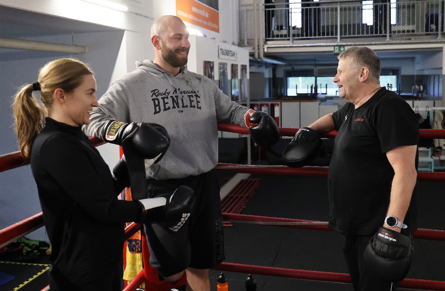 (v.l.) Die Boxprofis Carlotta Ginger Berlin und Daniel "Triple D" Dietz mit Trainer  Peter Schmidt. (Alle Fotos: Jörg Niebergall)