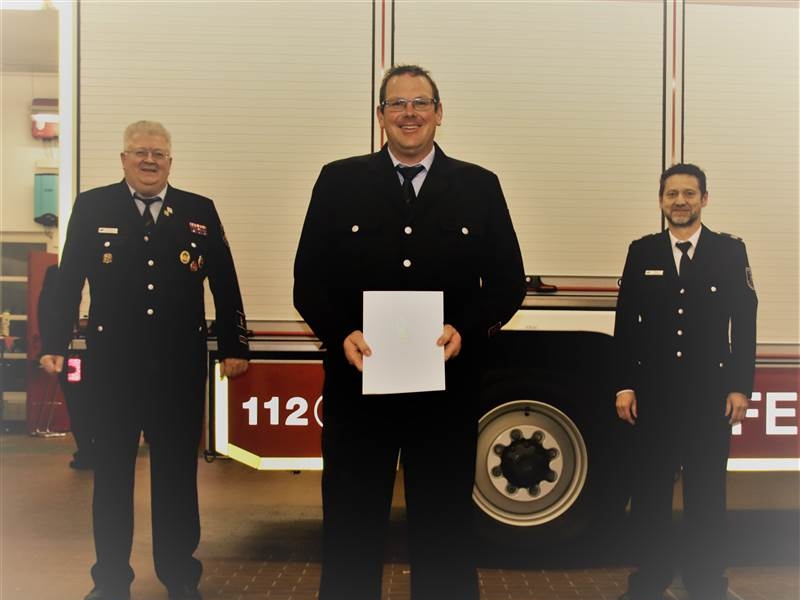 Verdiente Ehrung (von links): stellv. Kreisjugendfeuerwehrwart Achim Schlosser, Kreisjugendfeuerwehrwart a.D. Christian Baldus, Kreisjugendfeuerwehrwart Volker Hain (Foto: Kreisfeuerwehrverband) 
