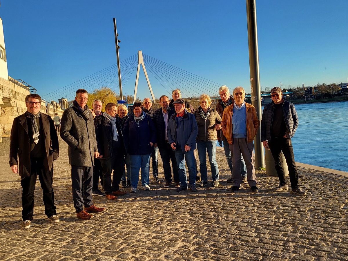 Die Vertreter der im Stadtrat im Neuwieder Bndnis zusammenarbeitenden Parteien haben sich am Deichvorgelnde ein Bild von den knftigen Anlegestellen gemacht. (Foto: Jrg Niebergall)