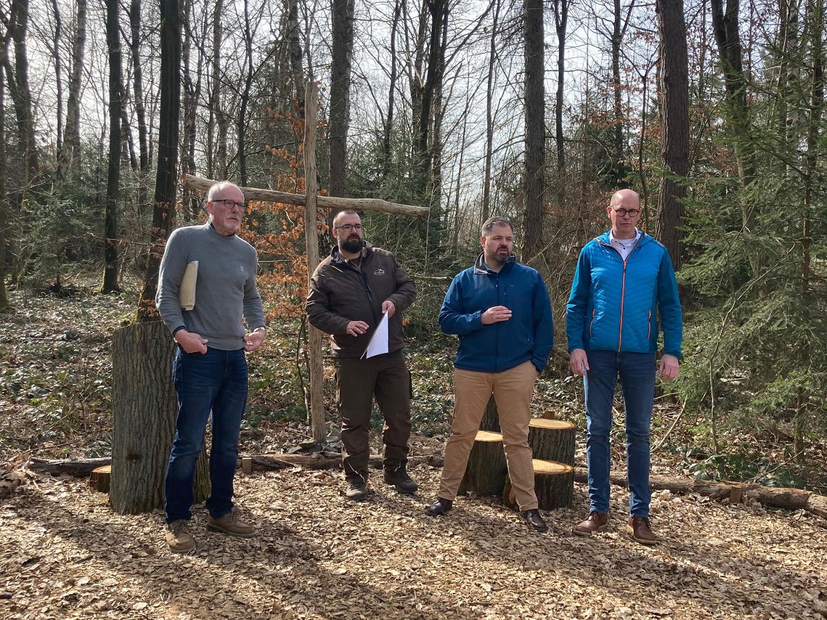 v.l.: Horst Bamberg, Vertreter er Ruheforst GmbH, Stadtbürgermeister René Achten, Bürgermeister Jan Ermtraud auf dem Andachtsplatz des Ruheforstes Bad Hönningen in Girgenrath (Foto: CDU Stadtverband Bad Hönningen)