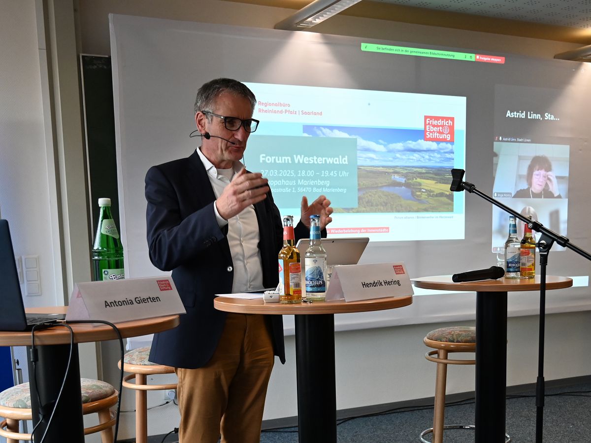 Landtagsprsident Hendrik Hering bei der Erffnung des Forum Westerwald (im Hintergrund die online zugeschalteten Referentinnen) (alle Fotos: FES)
