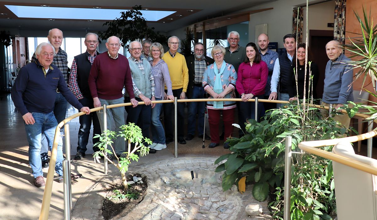 Vorstandsmitglieder und Untersttzer besichtigen den kleinen Bachlauf im Foyer des Hauses, der mit Mitteln des Frdervereins aktuell saniert wird. (Foto: Uli Schmidt)