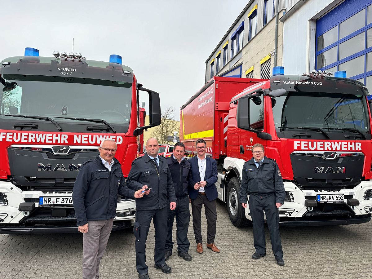 Zwei Wechselladerfahrzeuge konnten Landrat Achim Hallerbach und Brgermeister Peter Jung im Rahmen der Fhrungskrfte-Fortbildung offiziell ihrer Bestimmung bergeben. (Foto: Thomas Herschbach)