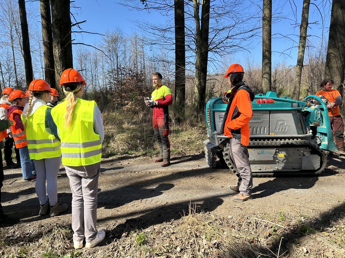 GirlsDay in Hachenburg: Mdchen entdecken den Beruf im Wald