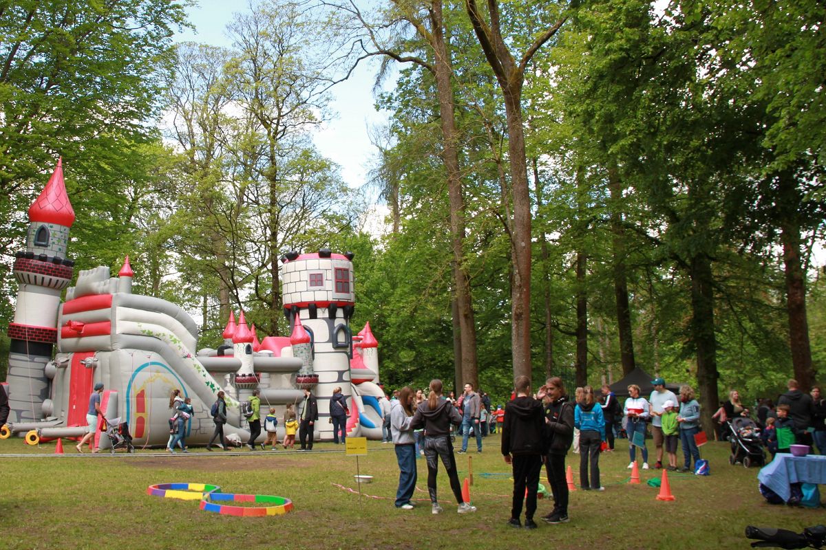 Im vergangenen Jahr lockte das beliebte Fest hunderte Kinder und deren Familien in den Burggarten in Hachenburg. (Foto: Kreisverwaltung/Nicole Chemnitz)