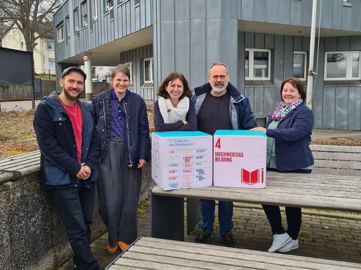 Die BNE-Fachkrfte der Naturpark-Arbeitsgruppe im Foto (v.l.n.r.): Bo Manuel Raber (Naturpark Sdeifel), Meike Schnatz (Naturpark Rhein-Westerwald), Heike Krafft (Naturpark Soonwald-Nahe), Achim Herf (Natur- und Geopark Vulkaneifel) und Christiane Daniels (Naturpark Nordeifel) (Foto: Natur- und Geopark Vulkaneifel, Kummer)