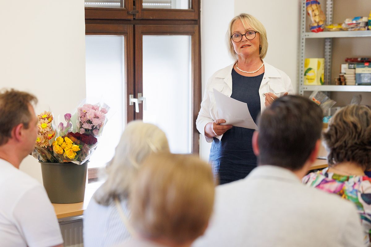 Tafel-Koordinatorin Petra Strunk begrt fast 50 Gste zur Erffnung der neuen Tafel-Ausgabestelle in der Alten Molkerei in Westerburg. (alle Fotos: Peter Bongard)