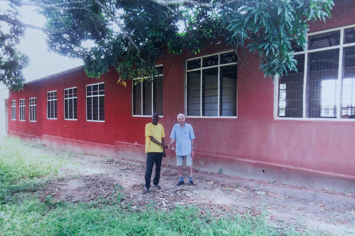 Eberhard Strder mit dem Nachtwchter der Schule vor einem der fertigen Schulgebude. (Foto: Eberhard Strder)