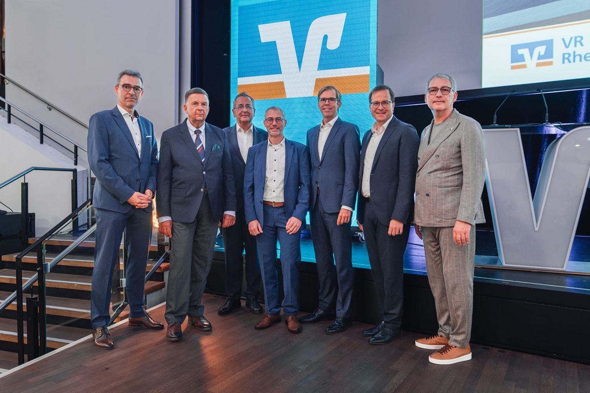 v.l.n.r.:  Oliver Rake (stv. Aufsichtsratsvorsitzender), Christoph A. Parbel (stv. Aufsichtsratsvorsitzender), Karl-Heinz Krmer (Aufsichtsratsvorsitzender), Matthias Herfurth (Vorstandsmitglied VR Bank RheinAhrEifel eG.), Michael C. Kuch (Vorstandsmitglied VR Bank RheinAhrEifel eG.), Markus Mller (stv. Vorstandsvorsitzender VR Bank RheinAhrEifel eG.) und Sascha Monschauer (Vorstandsvorsitzender VR Bank RheinAhrEifel eG.) (Foto: Jonas Jankowski/Janko.Media)