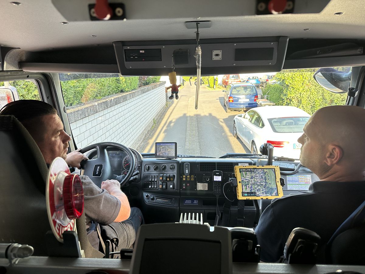 Selbst, wenn die Autos regulr am Straenrand geparkt sind und die vorgeschriebene Restfahrbahnbreite von 3,05 Metern bleibt, ist es fr die groen Feuerwehrwagen oft nicht leicht zgig durchzukommen und abzubiegen. (Foto: Stadt Neuwied / Ulf Steffenfauseweh)