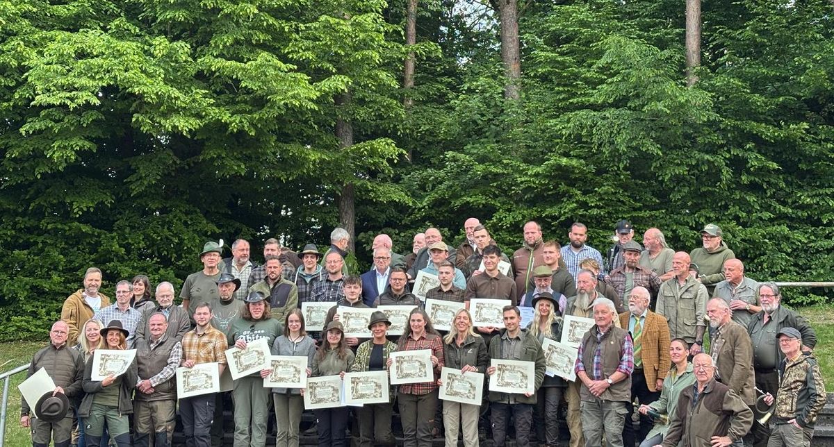 Die erfolgreichen Absolventen der diesjhrigen Jgerprfung mit ihren Mentoren und den Mitgliedern des Prfungsausschusses. (Fotos: Kreisjgerschaft/Carmen Eckardt)