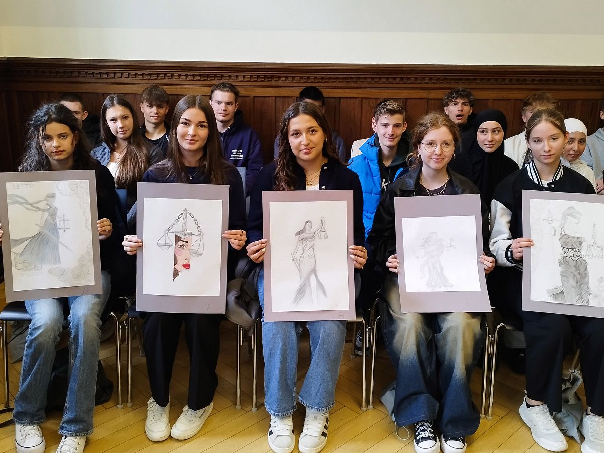Kreative Justitia-Zeichnungen im Amtsgericht Montabaur ausgezeichnet