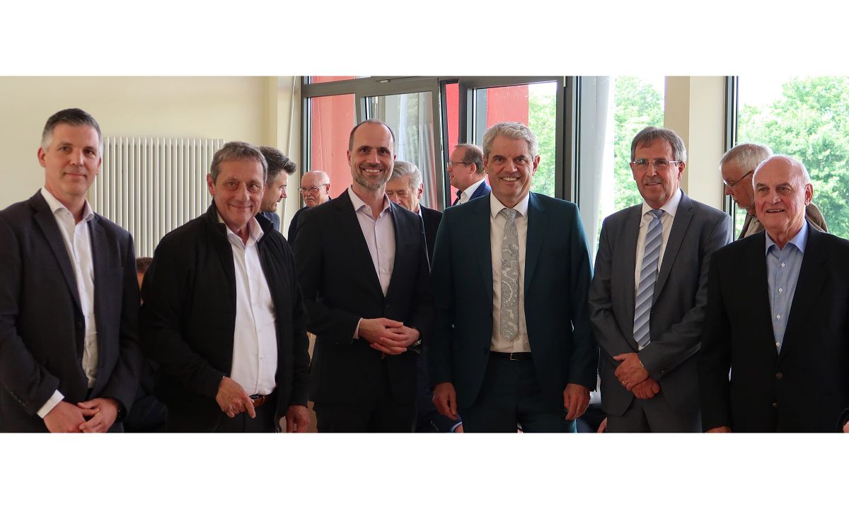 Aufbruchstimmung bei der Pressekonferenz in Hachenburg (v.l.n.r.): Jrg Geenen (stv. Geschftsfhrer Evangelisches Krankenhaus Dierdorf/Selters), Achim Schwickert (Landrat des Westerwaldkreises), Clemens Hoch (Minister fr Wissenschaft und Gesundheit des Landes Rheinland-Pfalz), Guido Wernert (Geschftsfhrer Evangelisches Krankenhaus Dierdorf/Selters), Jrgen Ecker (kfm. Direktor DRK Krankenhaus Hachenburg), Rolf-Peter Leonhardt (Verwaltungsratsvorsitzender Evangelisches Krankenhaus Dierdorf/Selters). (Foto: Frederike Hackenbroch)