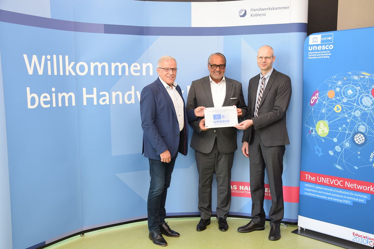 (V.r.) Friedrich Hbler, Leiter von UNESCO-UNEVOC, begrte die Handwerkskammer Koblenz als Partner des internationalen Netzwerks und berreichte die Mitgliedsplakette an Ralf Hellrich und Kurt Krautscheid, Hauptgeschftsfhrer und Prsident der Handwerkskammer Koblenz. (alle Fotos: HwK Koblenz/Denise Nu)