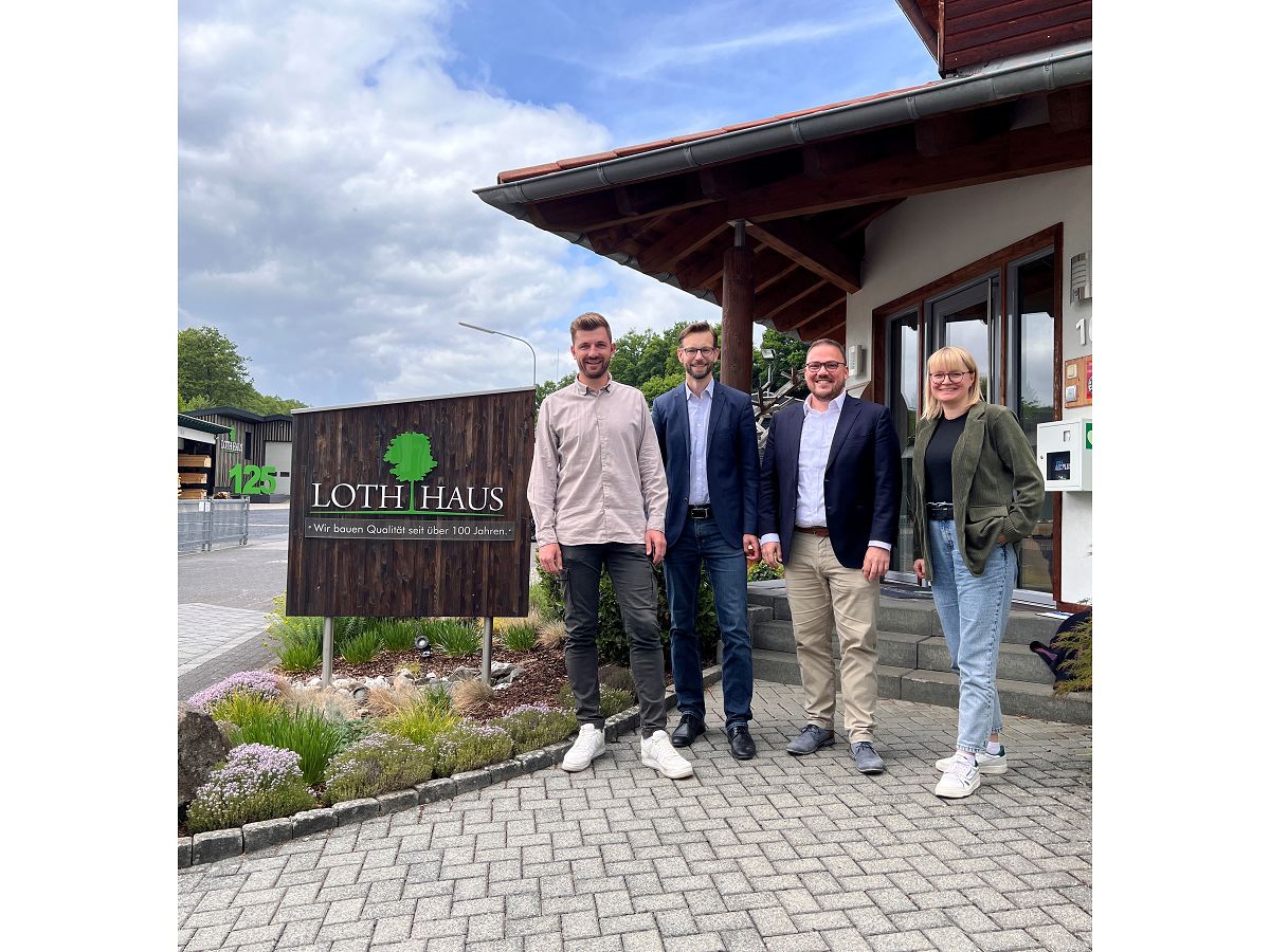 Der Austausch ber nachhaltiges Bauen mit Holz stand im Mittelpunkt des Besuchs bei Loth-Haus in Niederelbert: Mit dabei waren (v.l.) Geschftsfhrer Maximilian Schmuck, Brgermeister Ulrich Richter-Hopprich und Wirtschaftsfrderer Alexander Klinge von der VG Montabaur sowie Prokuristin Stephanie Heidrich (Bild: VG Montabaur/ Lena Tarkel)