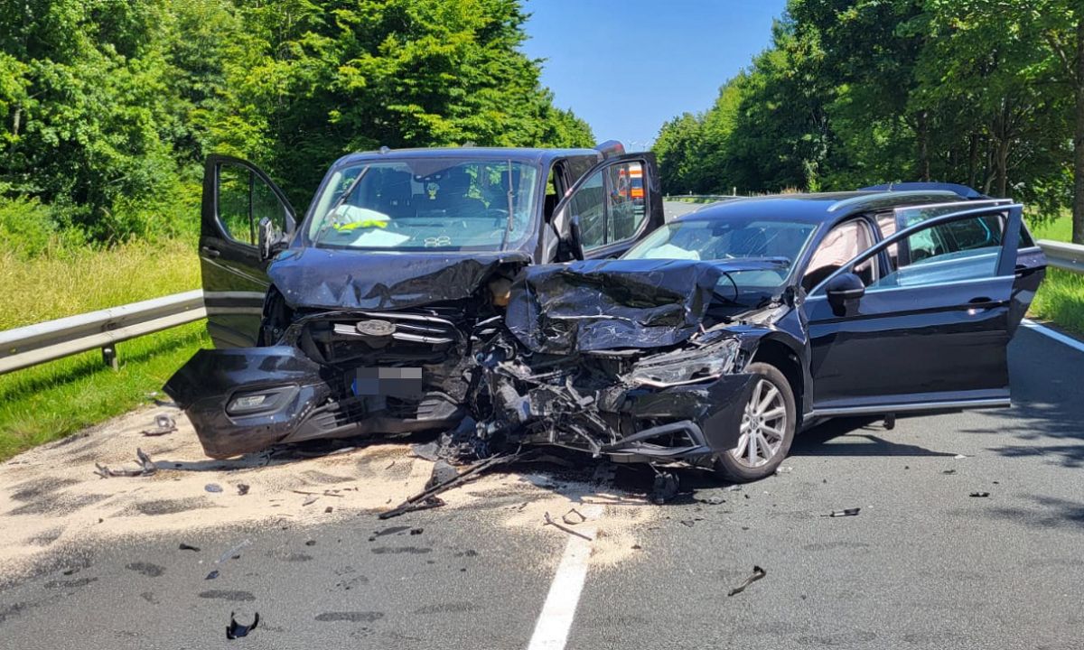 Unfall auf der B413: Transporter kollidiert mit Pkw