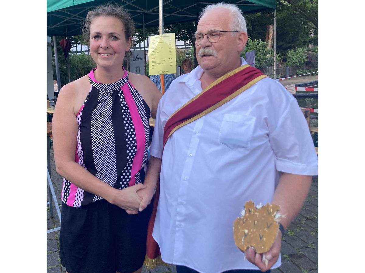 Die Vorsitzende des Rheinbreitbacher Brgervereins, Jasmin Coppeneur, mit dem Brgerknig 2025, Klaus-Peter Heck (Foto: Brgerverein Rheinbreitbach)