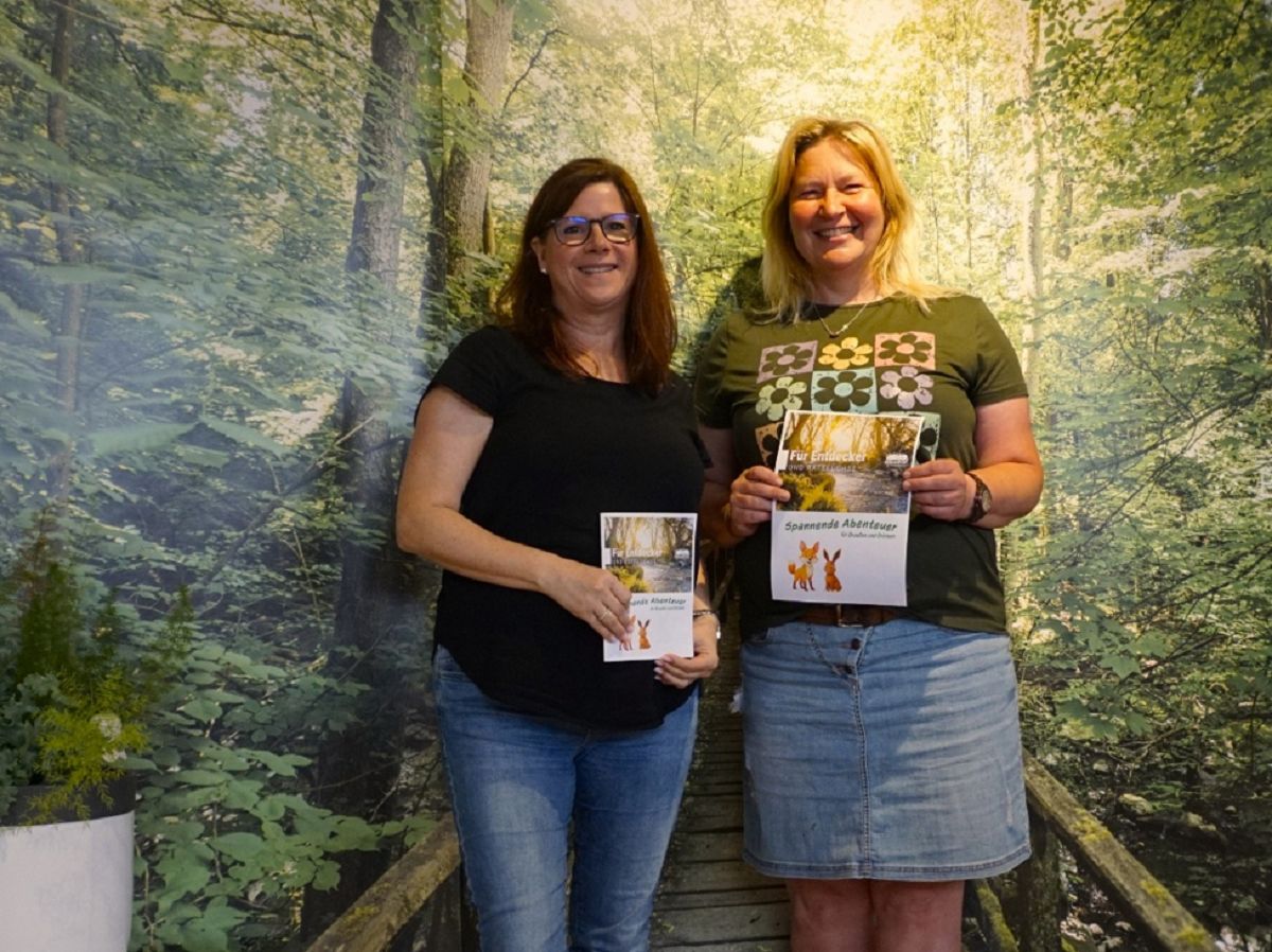 Kerstin Guckert und Bianca Weber prsentieren die neue Kinderbroschre (Foto: Tourist-Information Hoher Westerwald)