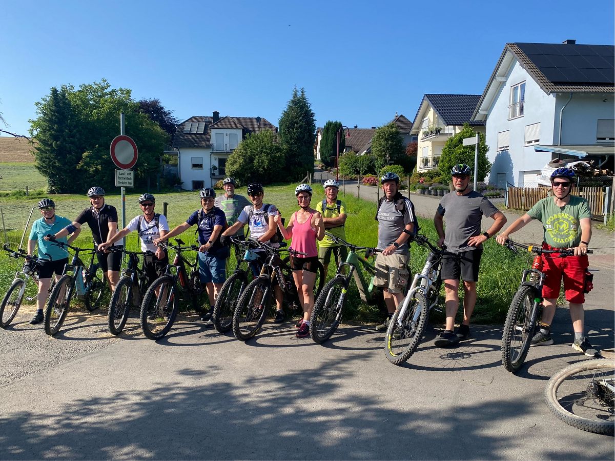 Die Radlergruppe erreicht den Ortsrand von Rscheid. Die Stimmung ist genauso gut wie das Wetter. (Foto: Frank Krause)