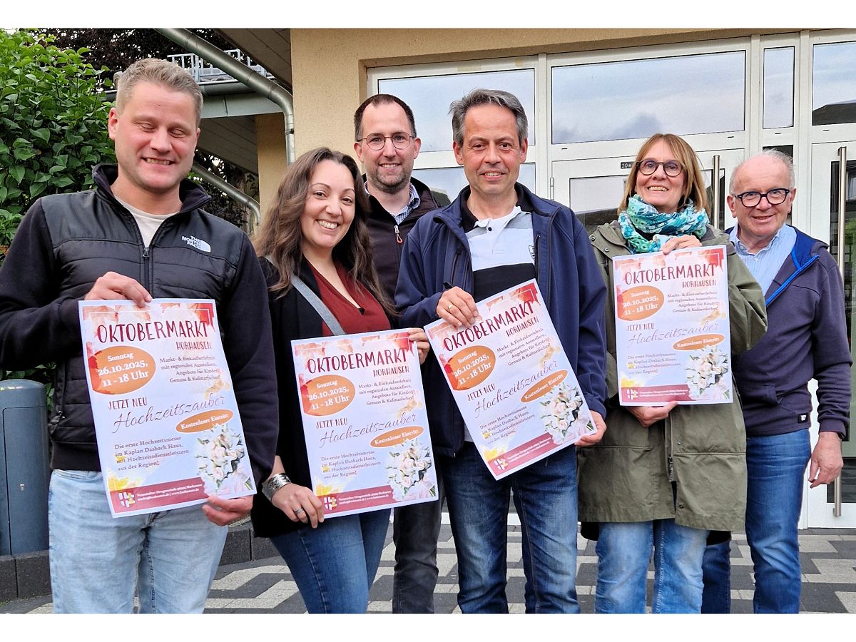 Mit viel Vorfreude prsentieren Chadia Struck, Organisatorin der Hochzeitsmesse, und das Team der Arbeitsgruppe Veranstaltungen der Ortsgemeinde Horhausen erstmals das neue Plakat fr Markt und Messe - v. l.: Lars Lettau, Chadia Struck, Daniel Kesseler, Thomas Schmidt, Vera Weis und Rolf Schmidt-Markoski. (Foto: Martina Bresgen)
