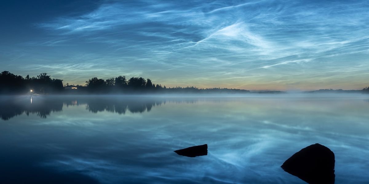 Bei Leuchtenden Nachtwolken handelt es sich um Eiswolkenschleier in rund 80 Kilometern Hhe. Im Gegensatz zu Wolken in tieferen Luftschichten werden die Eiskristalle weiter oben nachts noch von der Sonne angestrahlt. (Quelle: Christer Nyqvist/Shutterstock.com)