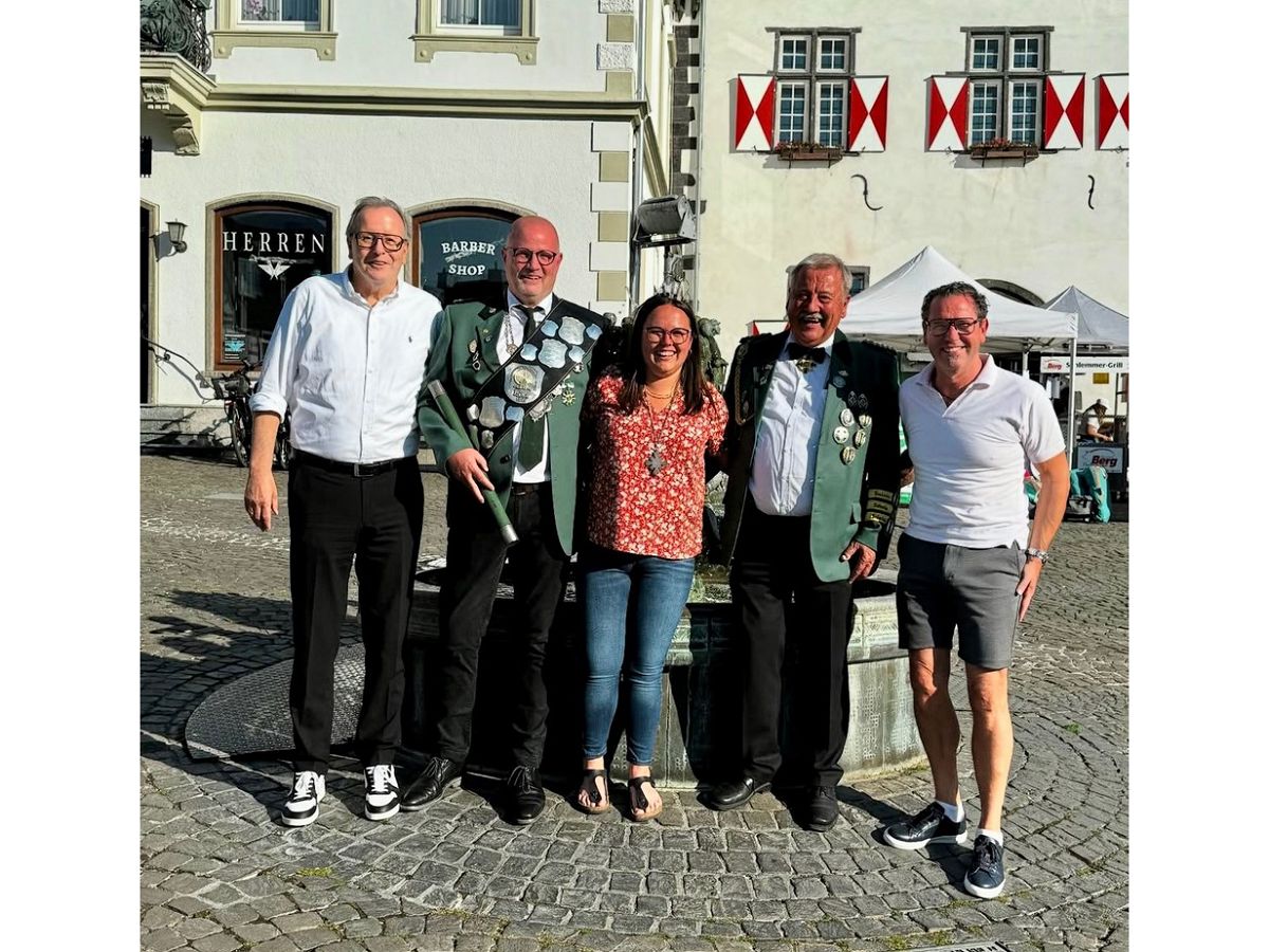 V.r.n.l.: Pastor Lothar Anhalt, Brudermeister Uwe Prassel, Schtzenknigin Dahlia 
Paffhausen, Knig Jrg Kahlert, Stadtbrgermeister Helmut Muthers (Fotoquelle: Jrg Kahlert)