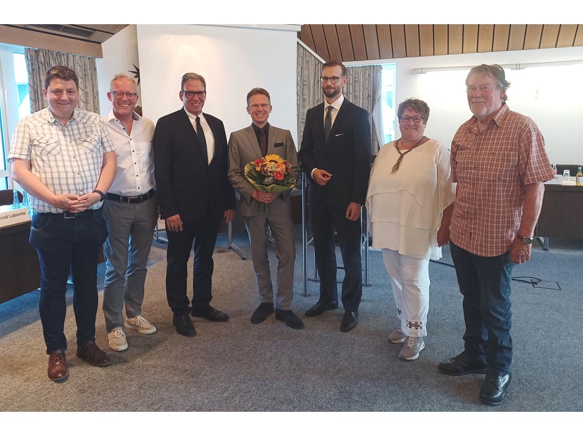 Die VG Montabaur hat neben dem hauptamtlichen Ersten Beigeordneten vier weitere ehrenamtliche Beigeordnete. Sie alle gratulierten Dr. Tobias Panne zur Wahl: (v.l.) Gunnar Bach, Volker Lopp, der amtierende Erste Beigeordnete Andree Stein, Dr. Tobias Panne, Brgermeister Ulrich Richter-Hopprich, Ute Khchen und Udo Schfer. (Foto: VG Montabaur / Christina Wei)
