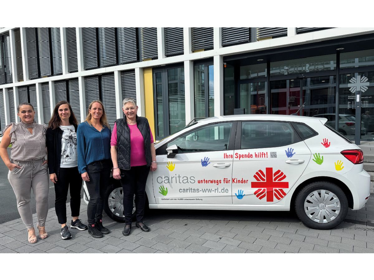 v. l.: Violetta Kunz, Janna Neubauer und Abteilungsleiterin Carolin Peters freuen sich gemeinsam mit Brigitte Becker ber das neue Auto fr den Kinderschutzdienst Rhein-Lahn. (Foto: Caritasverband-Westerwald-Rhein-Lahn e.V./Claudia Hlshrster)