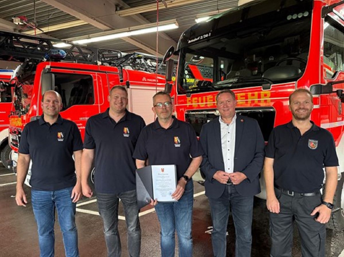 v.l.n.r.: Bjrn Koch, Niclas Brato, Sascha van der Kolk, Brgermeister Joachim Brenner, Markus Beichler (Foto: Verbandsgemeindeverwaltung Betzdorf-Gebhardshain)