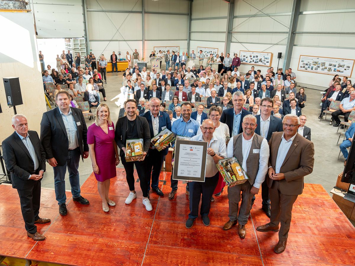 Der Empfang der Wirtschaft auf dem Werksgelnde der Firmen Bauunternehmung Willi Prangenberg GmbH und Prangenberg Bedachung GmbH in Neustadt/Ehrenberg erwies sich auch in diesem Jahr als Erfolgsformat, um aktuelle Entwicklungen zu diskutieren, neue Impulse zu setzen und gemeinsam Perspektiven fr die Zukunft der Region zu gestalten. (Foto: Martin Boden / Kreisverwaltung Neuwied)