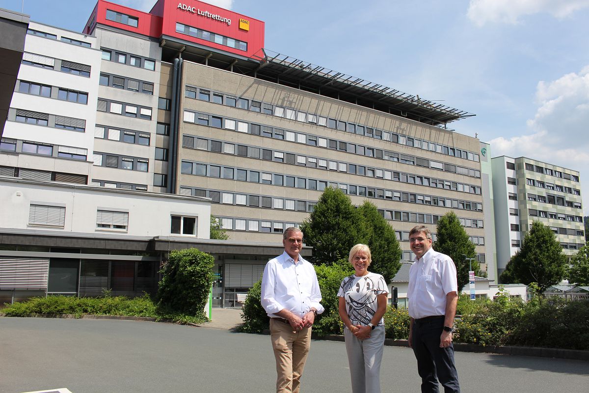 Unterwegs am Diakonie Klinikum Jung-Stilling in Siegen: CDU-Landratskandidatin Susanne Otto mit Dr. Josef Rosenbauer (rechts), Geschftsfhrer der Diakonie in Sdwestfalen, sowie Georg Weil vom Geschftsfhrenden Kreisvorstand der CDU Siegen-Wittgenstein. (Fotoquelle: Diakonie in Sdwestfalen gGmbH)