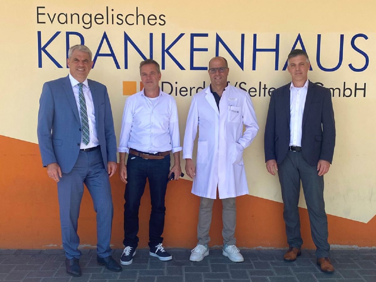 v.l.n.r.: Guido Wernert (Geschftsfhrer des Evang. Krankenhauses Dierdorf/Selters), Priv.-Doz. Dr. med. Torsten Sommer (Radiologie Hunsrck-Mosel-Westerwald), Dr. med. Peter Flies (rztlicher Direktor des Evang. Krankenhauses Dierdorf/Selters) und Jrg Geenen (stv. Geschftsfhrer des Evang. Krankenhauses Dierdorf/Selters)