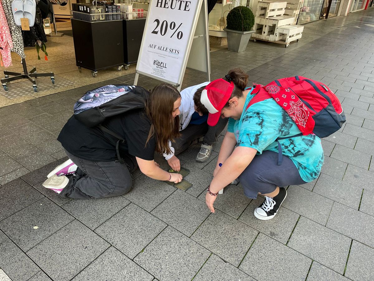 Gegen das Vergessen und fr den guten Zweck: mit Lappen und viel Engagement reinigten die Schlerinnen und Schler die Stolpersteine. (Foto: Marco Schneider)
