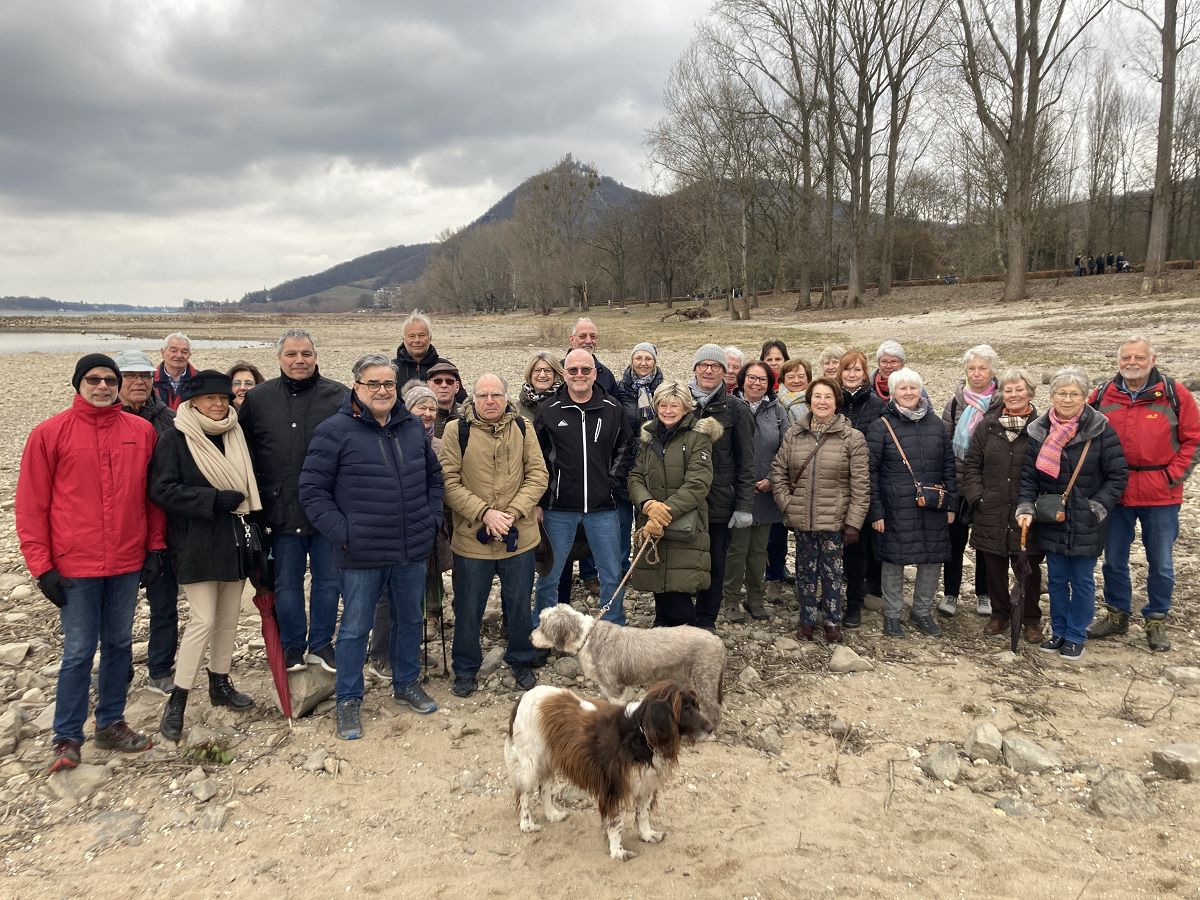 Auch bei khlerem Wetter mit Regentropfen lsst sich die Wanderfreude des Obst- und Gartenbauvereins Rheinbreitbach nicht trben. (Foto: Dr. Heinz Schmitz)