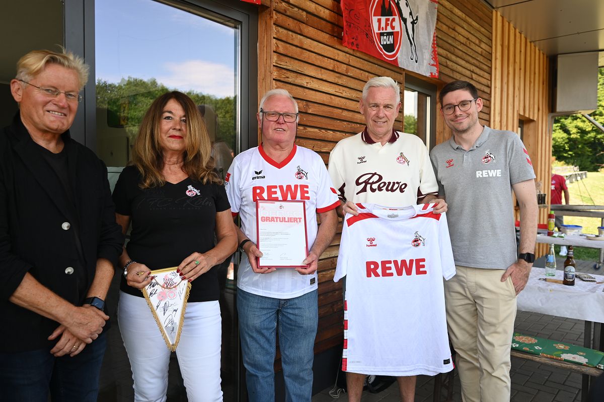 v.l.: Michael Trippel, Stadionsprecher vom FC Kln; Simone Bettgenhuser-Gerhardt, neue Prsidentin der Alekrjer Geibck; Horst Farrenberg, Grndungsmitglied der Alekrjer Geibck, ist zusammen mit Hartmut Brauer (leider an dem Tag verhindert) zu Ehrenmitgliedern ernannt worden; Johannes Kaspers als scheidender Prsident und Mirko Pintgen als Fanclub Beauftragter vom FC Kln. (Foto: Diana Wachow)