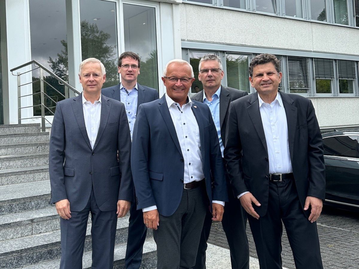 Mit Kreiswirtschaftsfrderer Harald Schmillen war Landrat Achim Hallerbach jetzt zu Besuch bei der Firma Schiffer Dental Care Products mit Inhaber Kros Schiffer, Geschftsfhrer Maik Hundenborn und dem kaufmnnischen Geschftsfhrer Dirk Danne. (Foto: Thomas Herschbach)