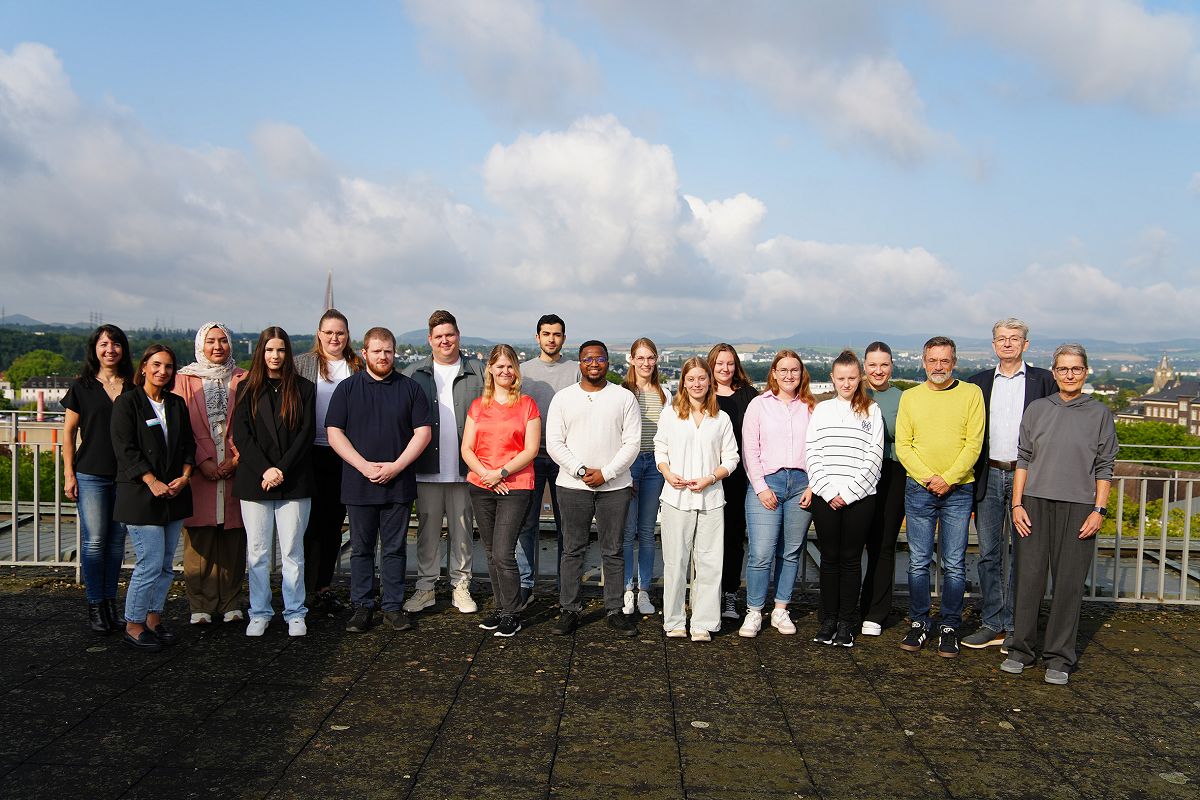 Zum Ausbildungsstart gratulierten Beigeordneter Ralf Seemann (2. v.r.), Personalamtsleiter Holger Trende (3. v.r.), Ausbildungsleiterin Patricia Bresgen (links), stv. Personalratsvorsitzende Stefanie Stavenhagen (rechts) und Fulya Parmaksiz (2. v.l.) vom stdtischen Personalamt, den Neuen in der Stadtverwaltung Neuwied. (Foto: Lena Geisler)