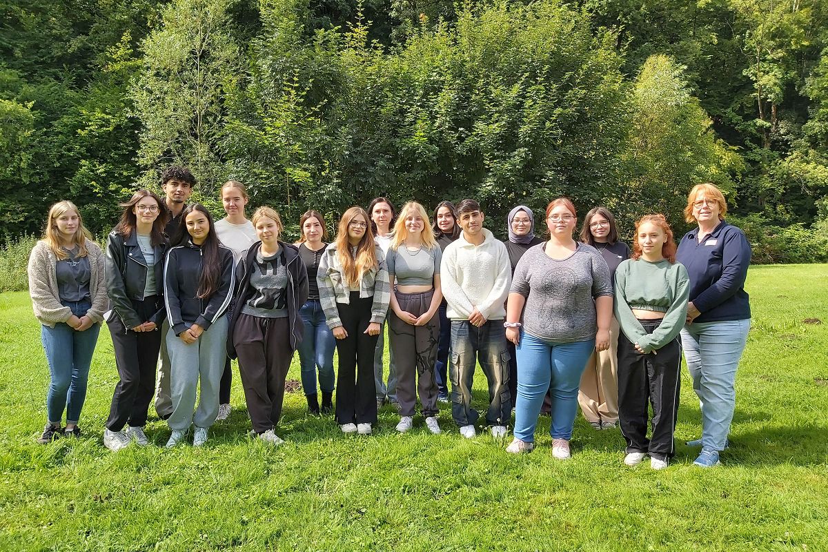 16 angehende Gesundheits- und Krankenpflegehelfer sind an der Schule fr Pflegeberufe am Diakonie Klinikum Kirchen in die einjhrige Ausbildung gestartet. Kursleiterin und stellvertretende Schulleiterin Ursula Brhl (rechts) nahm die Neuankmmlinge freudig in Empfang. (Fotoquelle: Diakonie in Sdwestfalen gGmbH)
