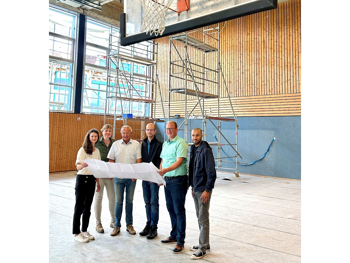 Mit Schulleiterin Sabine Hacker lieen sich Landrat Achim Hallerbach und der 1. Kreisbeigeordnete Phillip Rasbach von Christina Junk, Florian Kropf und Cemal Bilge (Kreis-Immobilienmanagement), die Bauarbeiten in der Sporthalle der Konrad-Adenauer-Realschule in Asbach nahebringen. (Foto: Thomas Herschbach)