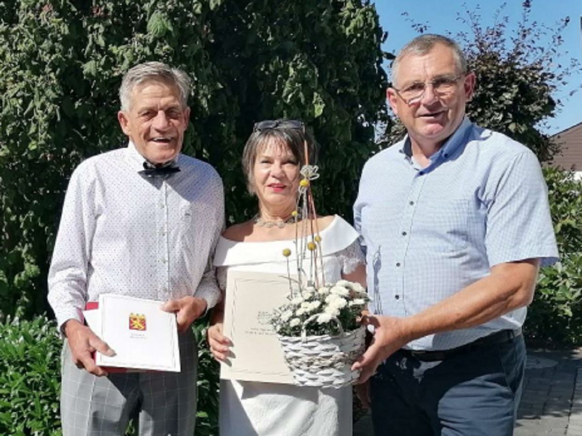 von links: Das Jubelpaar Volker und Angelika Lauterbach und Stadtbrgermeister Ralf Lindenptz (Foto: Kreisstadt Altenkirchen)