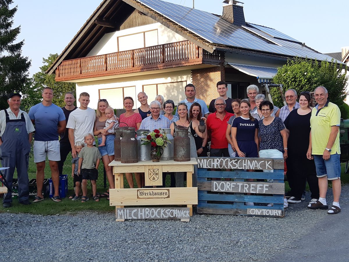 Beim ersten Milchbockschnack-Treffen im Ortsteil Acker kamen zahlreiche Brger zusammen  eine schne Gelegenheit fr Austausch, Begegnung und gemeinsames Erinnern. (Fotoquelle: Rebecca Seuser)