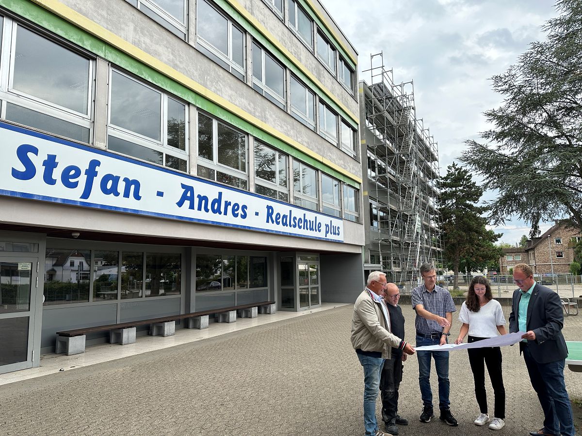 Landrat Achim Hallerbach und der 1. Kreisbeigeordnete Phillip Rasbach lieen sich von Marco Mller und Christina Junk (Kreis-Immobilienmanagement) und Realschul-Hausmeister Dietmar Kefer den Stand der Bauarbeiten an der Stefan-Andres-Realschule plus in der Kulturstadt Unkel erlutern. (Foto: Thomas Herschbach)