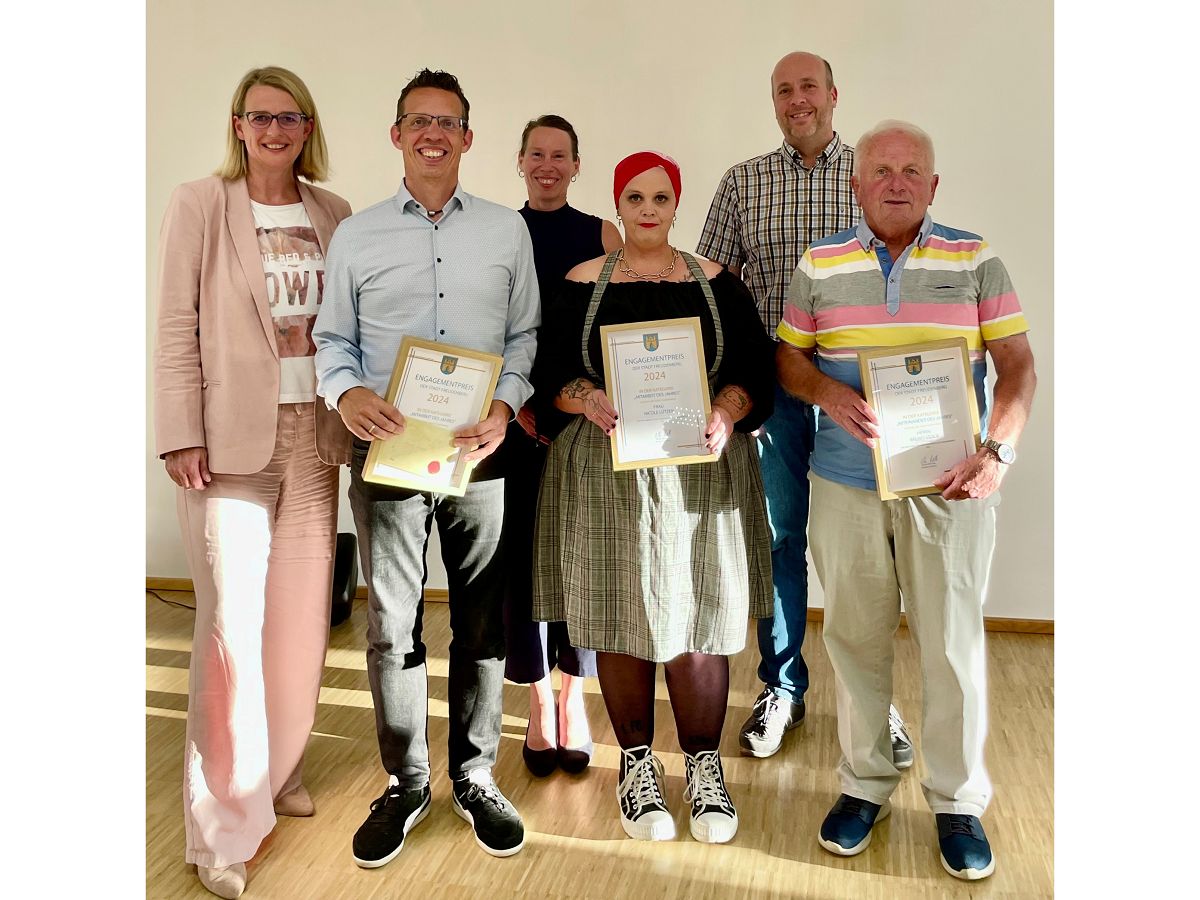 v.l.: Brgermeisterin Nicole Reschke, Lars Gieseler (Preistrger), Betty Bach (Laudatorin), Nicole Ltzen (Preistrgerin), Thorsten Schneider (Laudator) und Bruno Stock (Preistrger) (Foto: Stadt Freudenberg)
