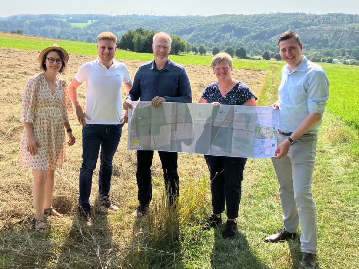 Vor der offenen Feldlage sahen sich (v.l.n.r.) Susanne Massow, Marvin Kraus, Harald Orthey, Iris Wagner und Janick Pape die Plne fr den Rad- und Wirtschaftsweg an. (Foto: Karl-Heinz Boll)