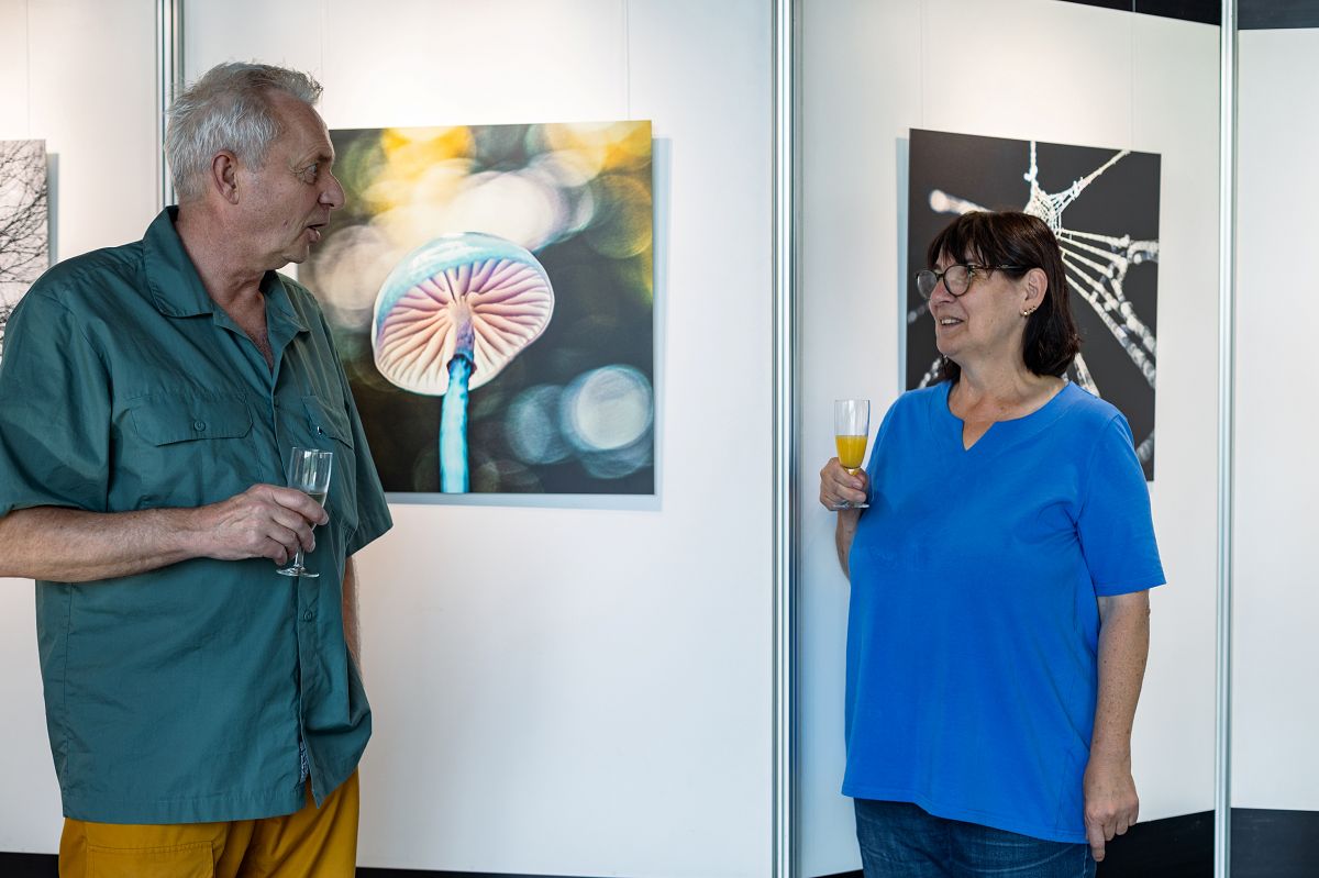 Carmen Engel vom Stffel-Park gratuliert Andreas List zur Erffnung seiner Fotoausstellung. (Foto: Doris Kohlhas)