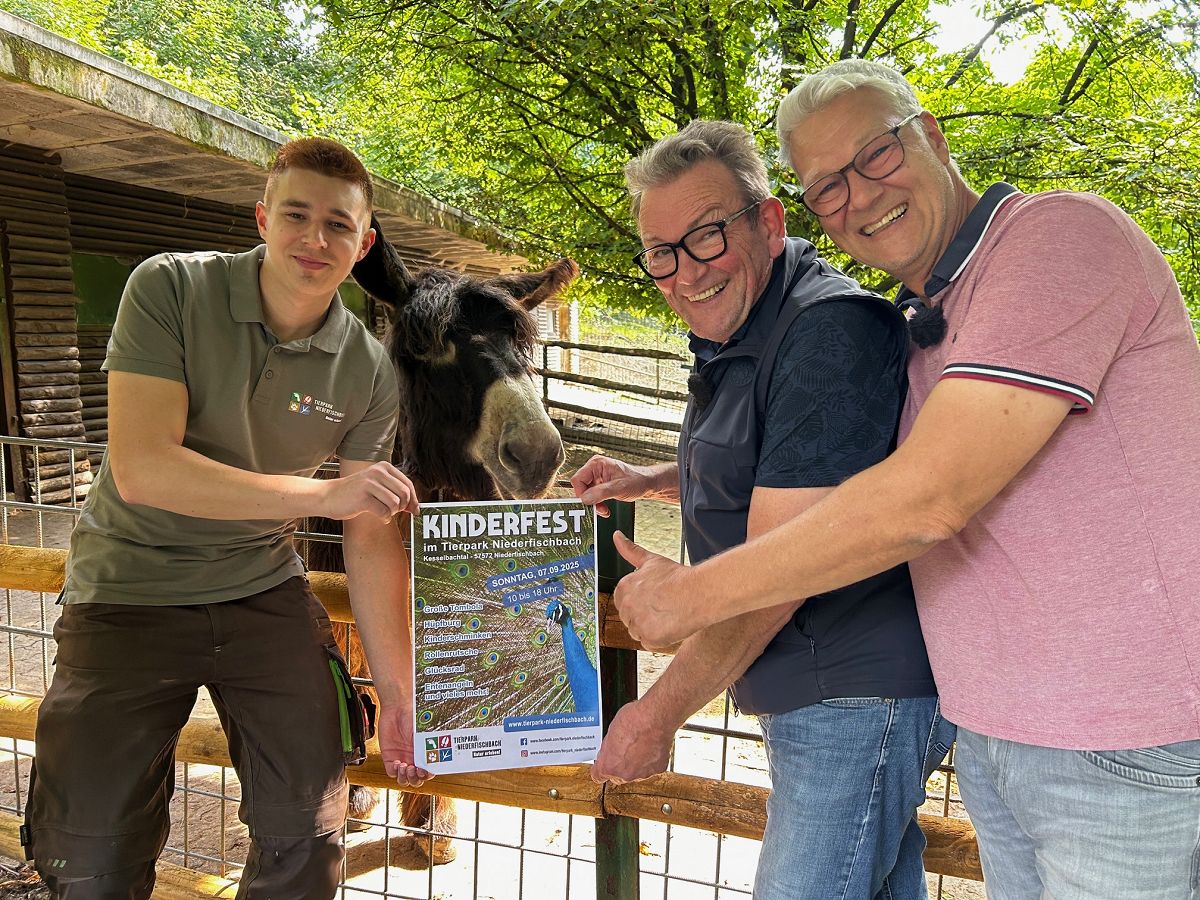 Freuen sich auf das Kinderfest im Tierpark Niederfischbach: der Vorsitzende des Tierparkvereins Tom Kessler, die Poitou-Eseldame Tine sowie die bekannten TV-Tierrzte Doc Dreesen und Doc Klaus.