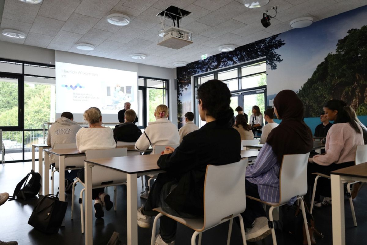Start der OTA Ausbildung am BiGS in Siegen  Institutsleiter Frank Brinkschrder begrt mit seinem Team 17 junge Menschen zum Ausbildungsstart (Foto: Bildungsinstitut fr Gesundheitsberufe Sdwestfalen in Siegen (BiGS) GmbH)
